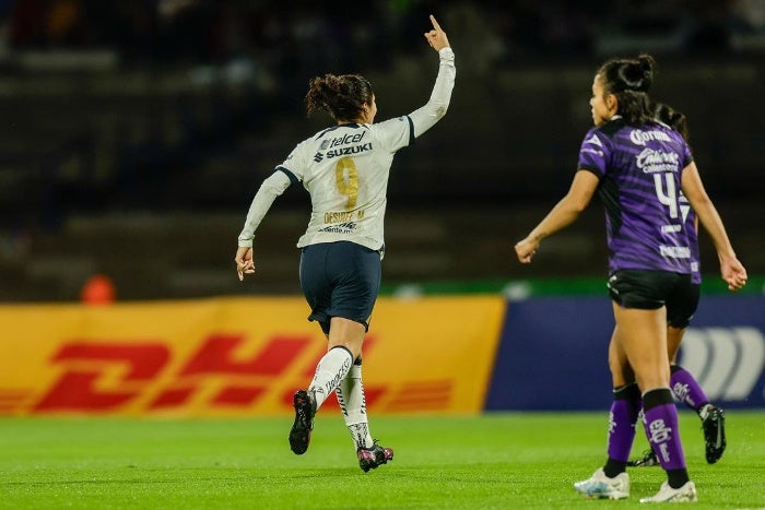 Monsiváis celebrando su gol Pumas Femenil 