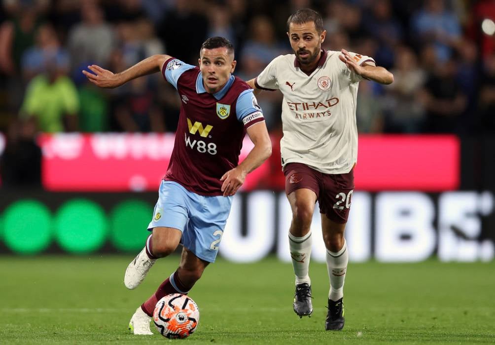 Bernardo Silva disputando un balón