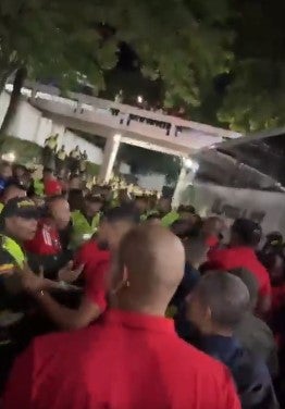 Pelea entre jugadores y policías 