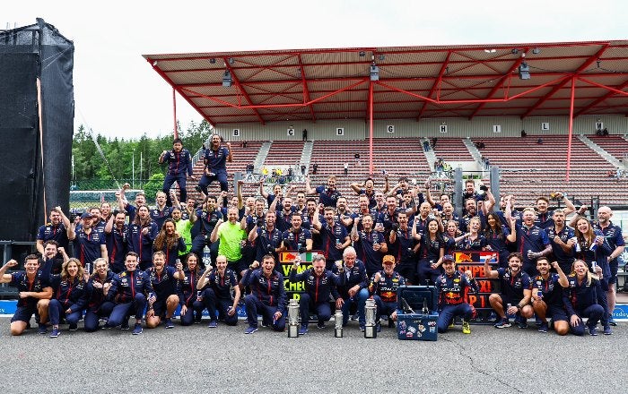 Checo Pérez celebrando con Red Bull 