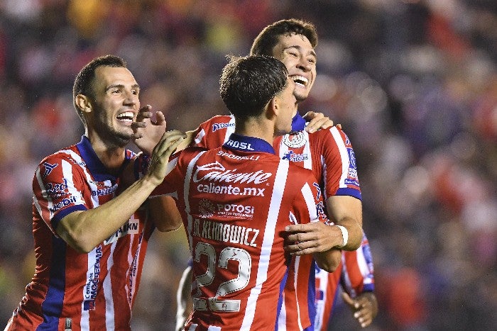 Dourado festeja con sus compañeros su gol vs León