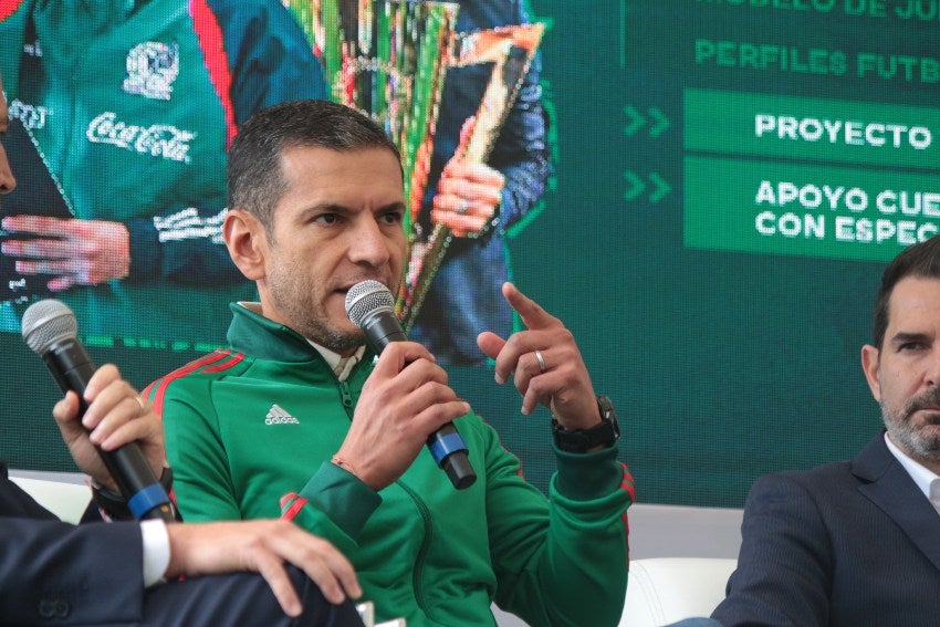 Jaime Lozano hablando sobre Julián Quiñones en conferencia