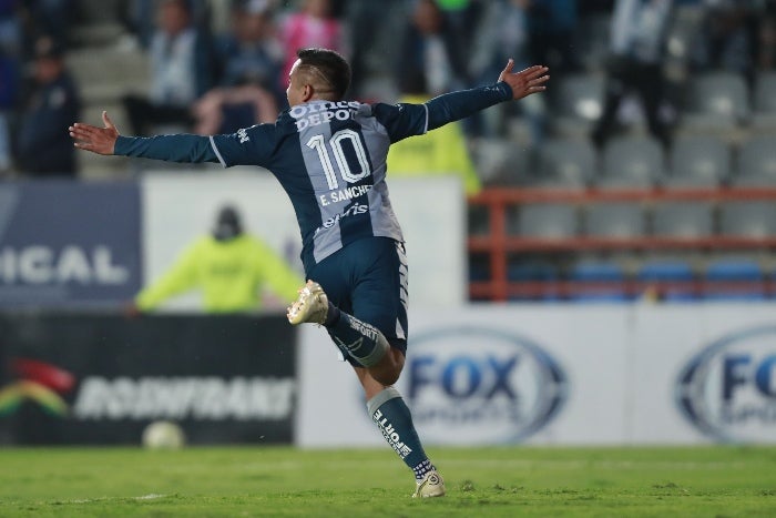 Érick celebrando con Pachuca 