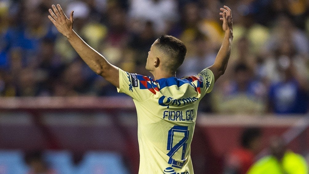 Álvaro Fidalgo con la playera de las Águilas 