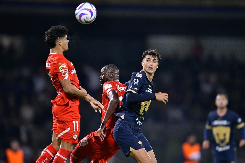 Dinenno en un partido de Pumas