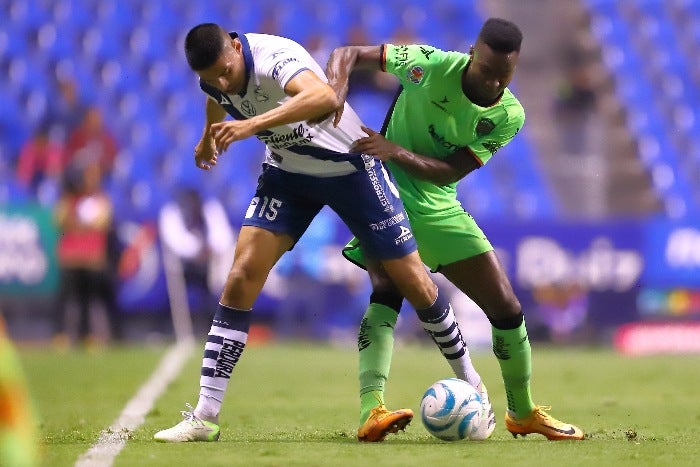 Puebla y FC Juárez luchando por el balón