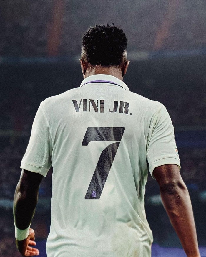 Vini portando el legendario 7 del Real Madrid 