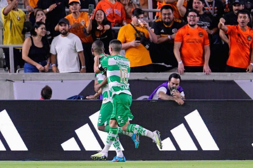 Brunetta y Preciado en celebración de gol con Santos