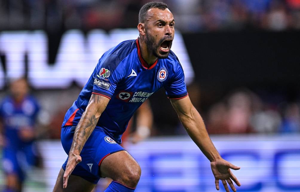 Moisés Vieira celebrando un gol con Cruz Azul