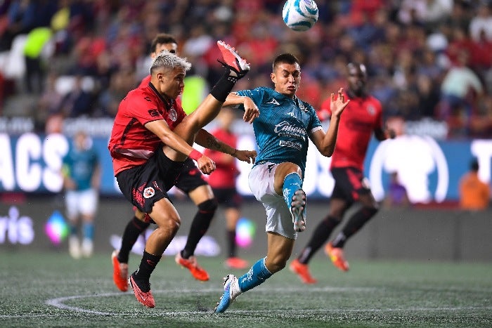 Xolos y Mazatlán disputando el balón