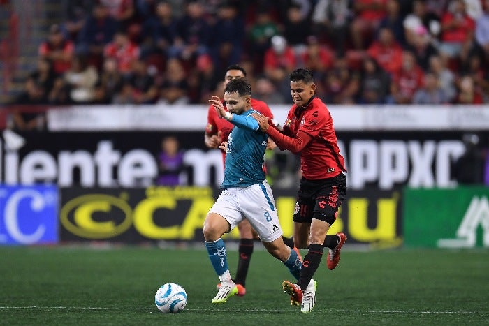 Xolos disputando el balón