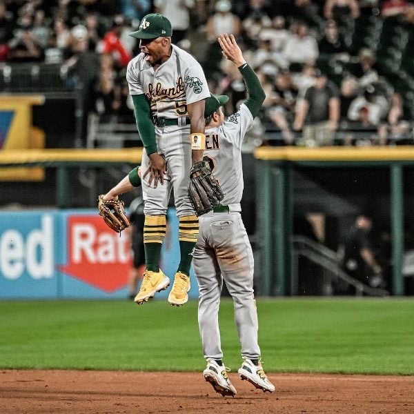 Peloteros de Oakland celebrando el triunfo 