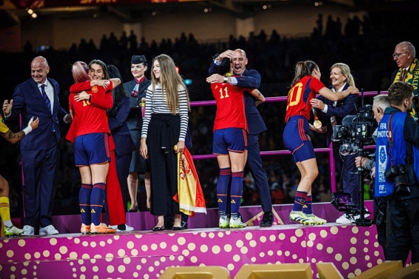 Abrazo entre Hermoso y Rubiales tras ganar la Copa del Mundo