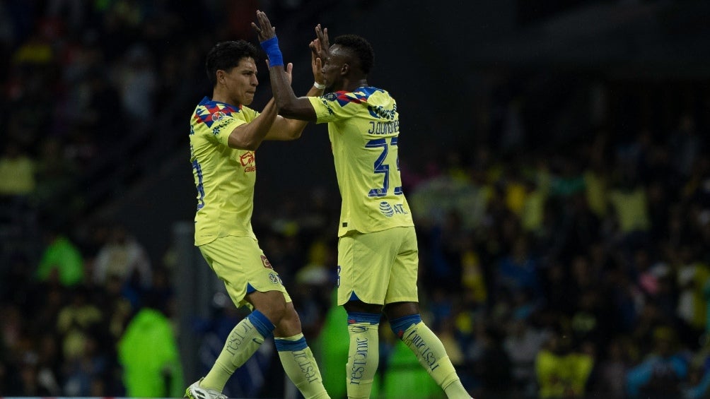 Julián Quiñones celebrando su gol 