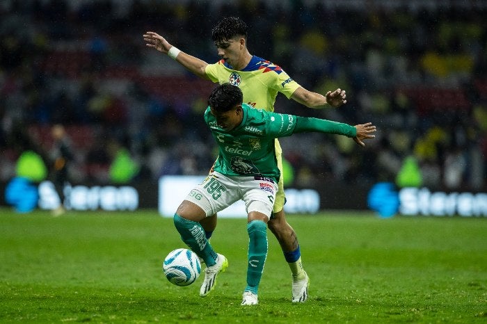 León y América disputando el balón