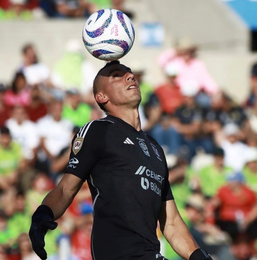 Guzmán dominando la pelota en la cabeza 