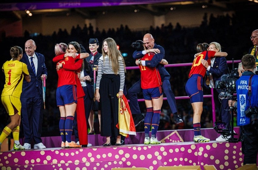 Abrazo entre Hermoso y Rubiales tras ganar la Copa del Mundo