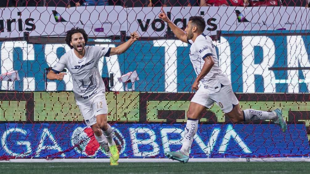 César Huerta festeja un gol con Pumas