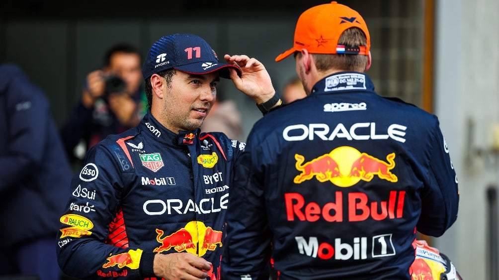 Checo Pérez y Verstappen protagonizan batalla por primer lugar