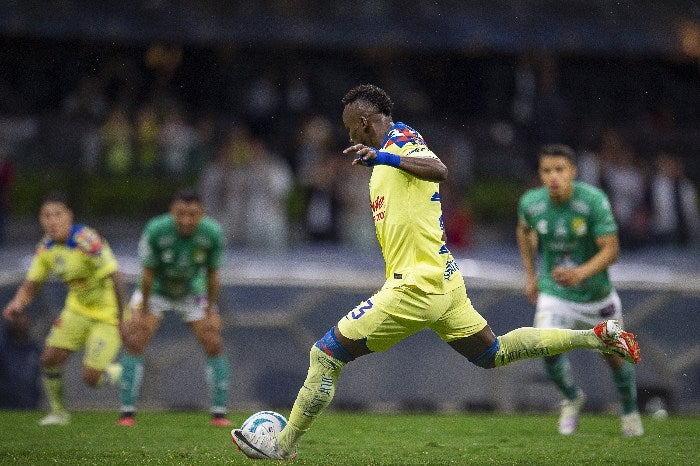 Quiñones cobrando el penalti 