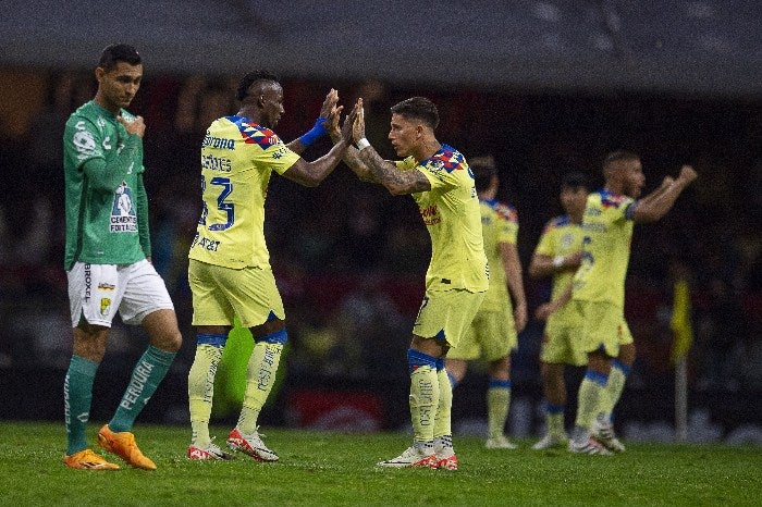 Julián celebrando su gol