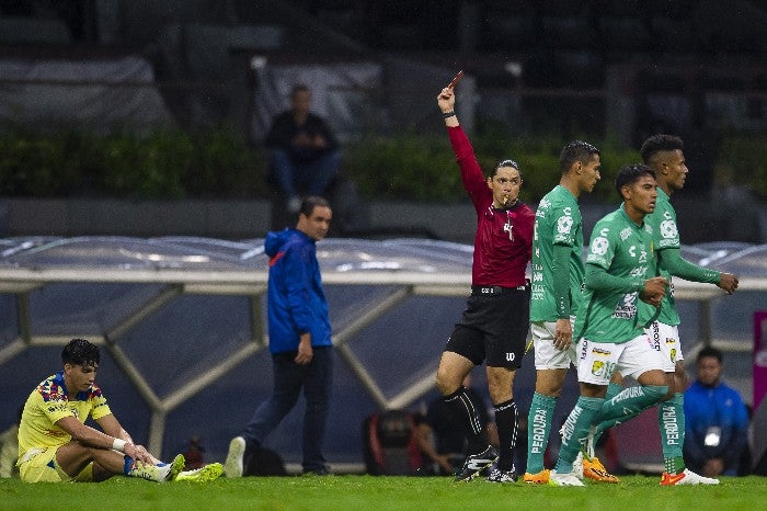 Álvarez siendo expulsado del encuentro 