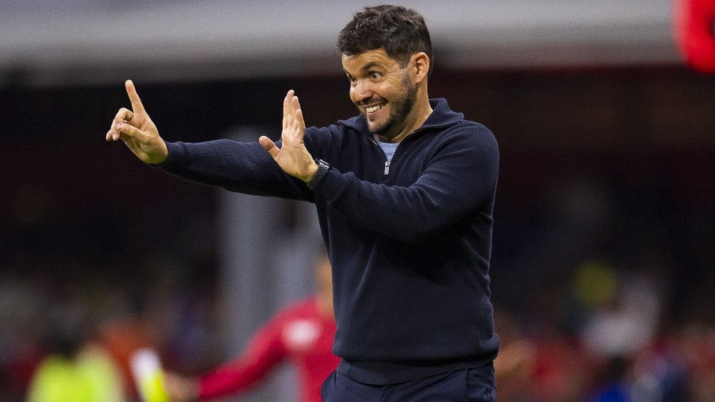 Nicolás Larcamón dirigiendo el partido 