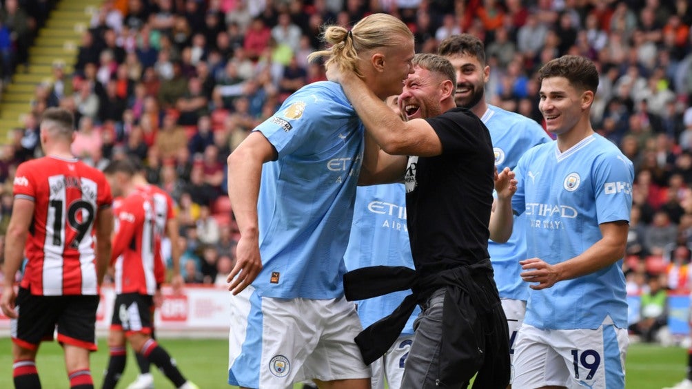 Erling Haaland celebra gol con fan en triunfo del Manchester City sobre Sheffield