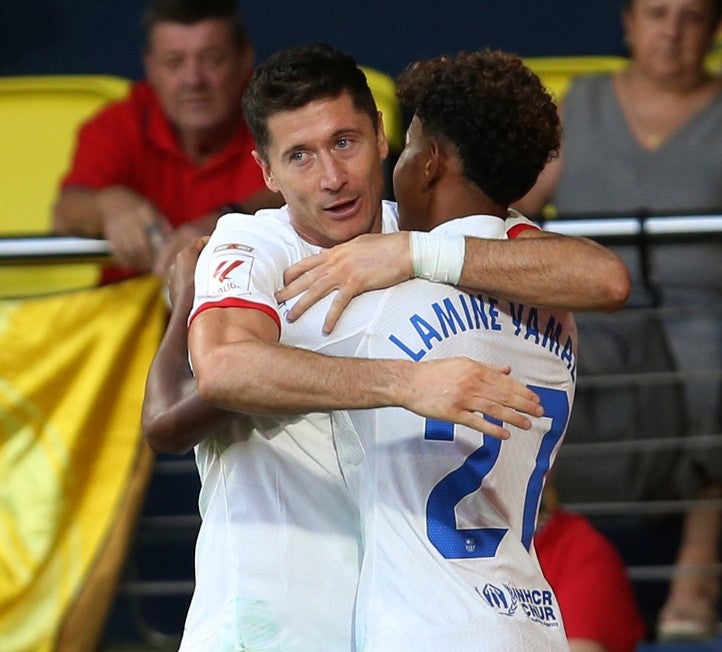 Lamine Yamal festeja con Lewandowski