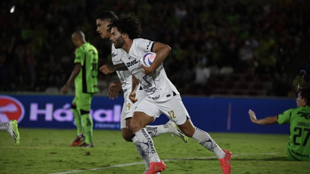 Chino Huerta celebrando el gol que le marcó a Juárez