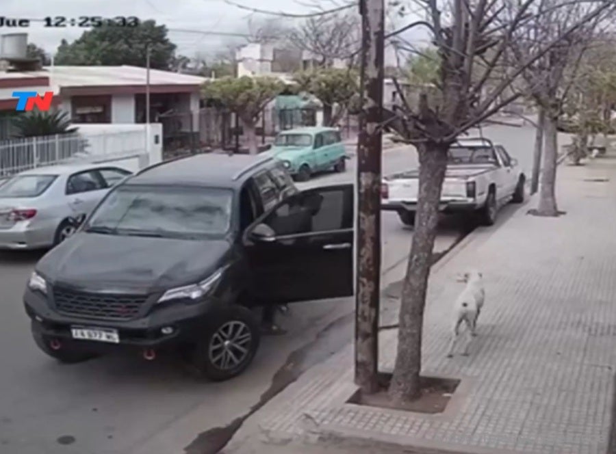 El hombre dejó el coche abierto