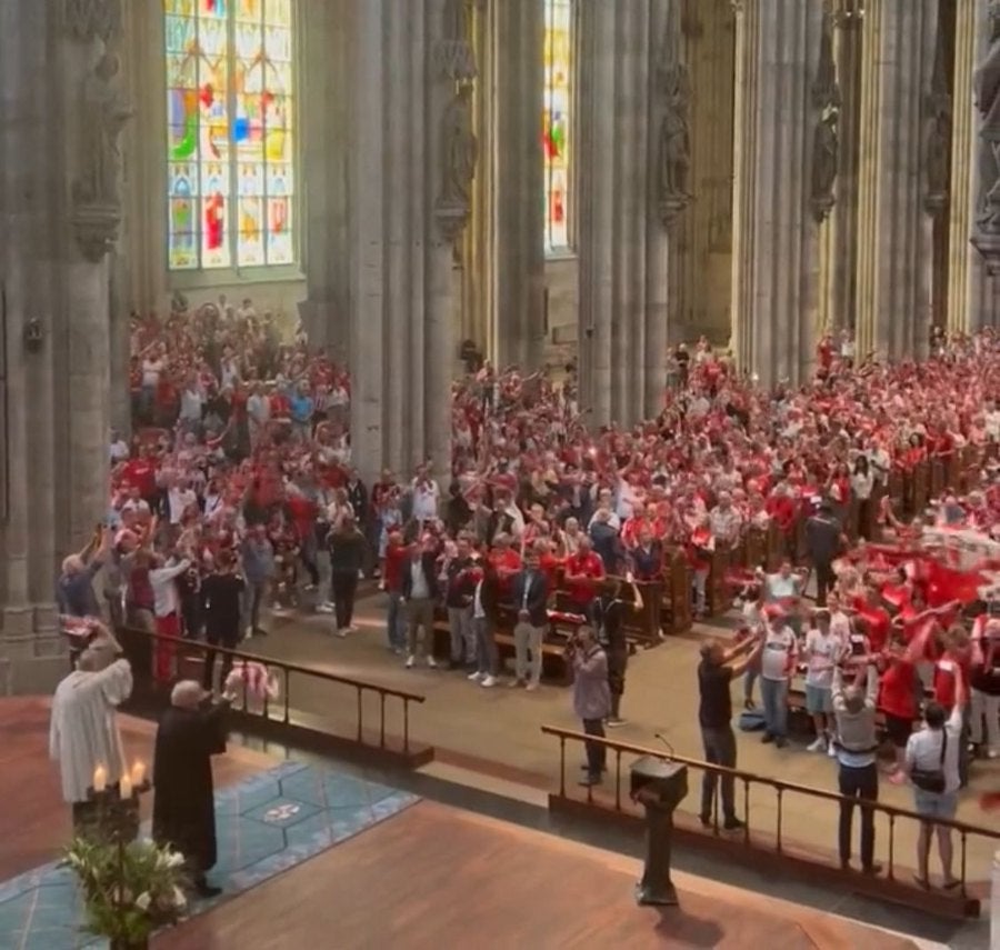 Afición del Köln en la Catedral