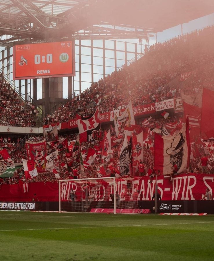 Afición del Köln en el RheinEnergieStadion