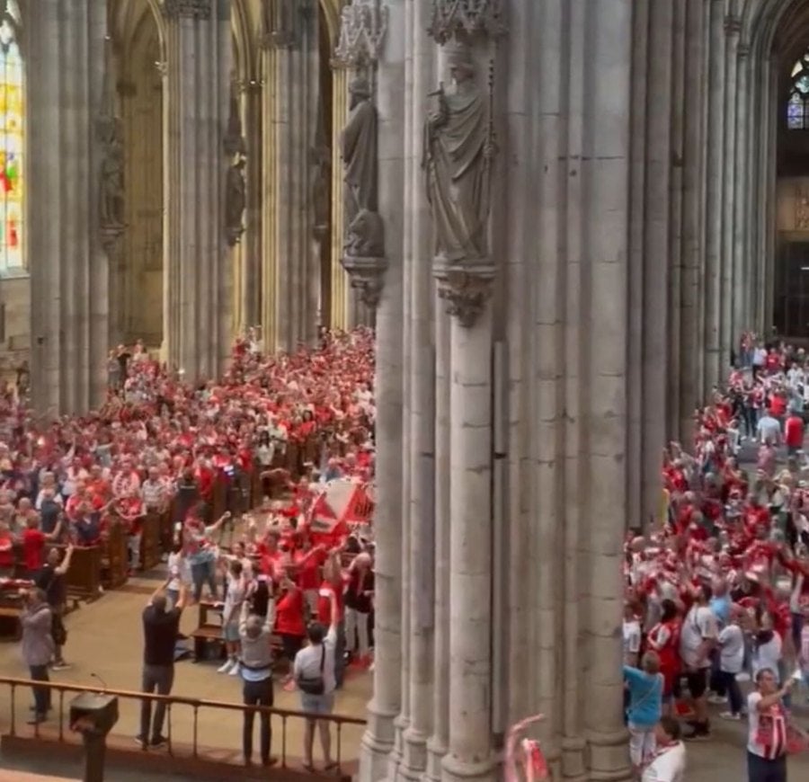 Afición del Köln en su tradicional visita a la Catedral