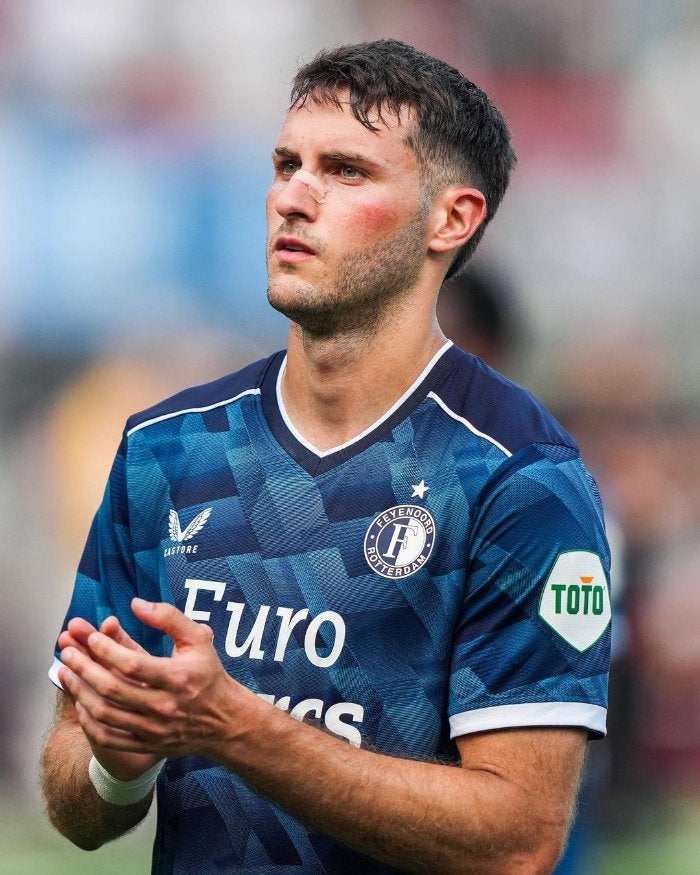 Santiago Giménez jugando con el Feyenoord