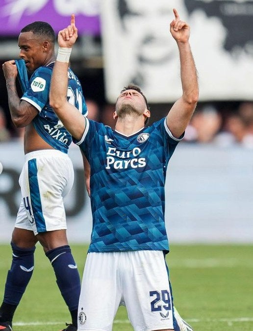 Santiago Giménez celebra un gol