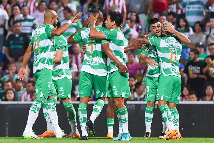 Jugadores de Santos celebran uno de los goles