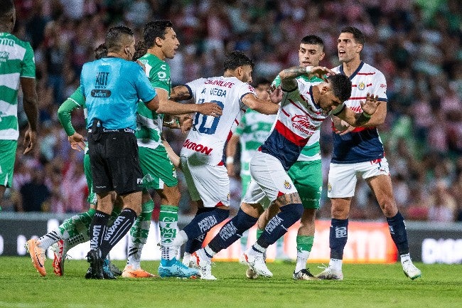 Altercado entre Santos y Chivas