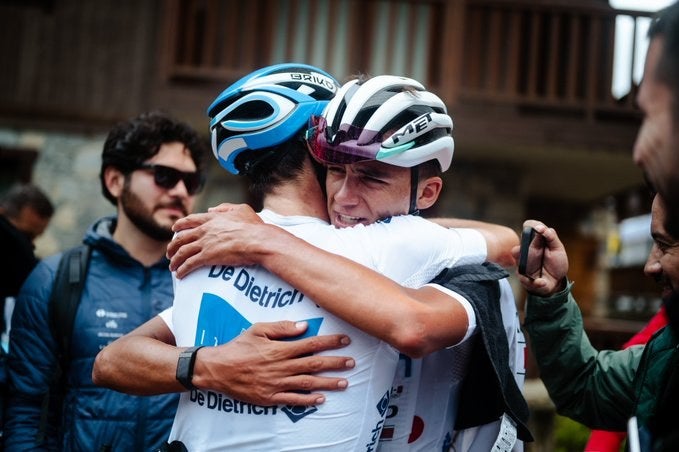 Isaac del Toro abraza a otro participante