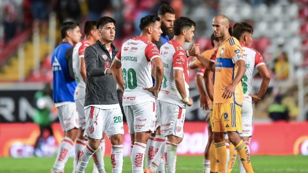 Necaxa en el partido contra Tigres