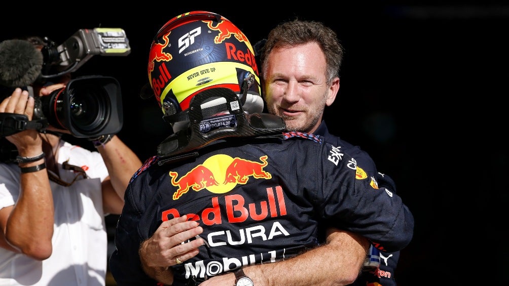 Christian Horner contradice a Helmut Marko y confirma que Checo Pérez estará con Red Bull en 2024