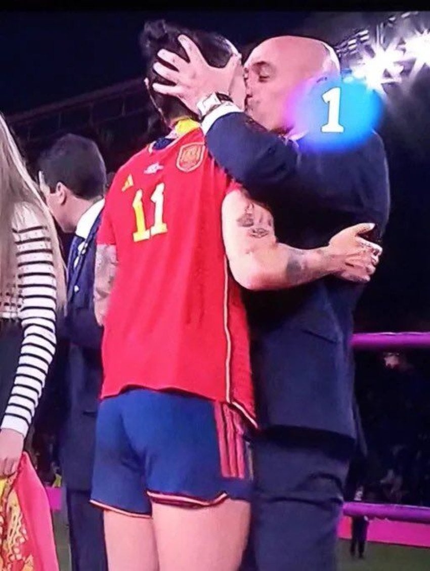 Beso entre Rubiales y Hermoso