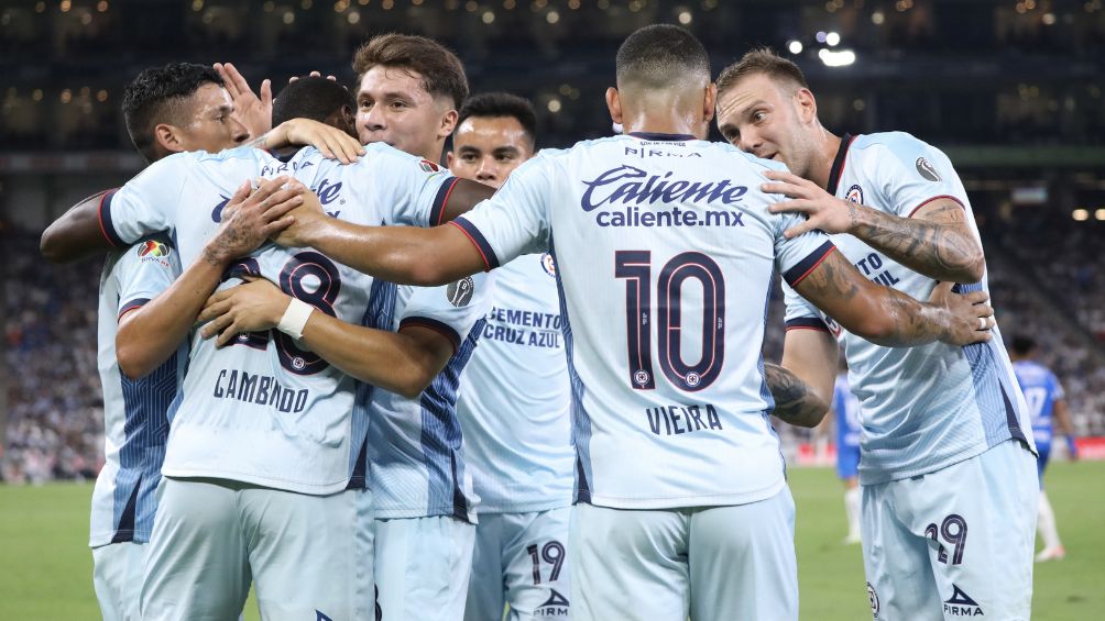 El equipo celeste celebra la victoria