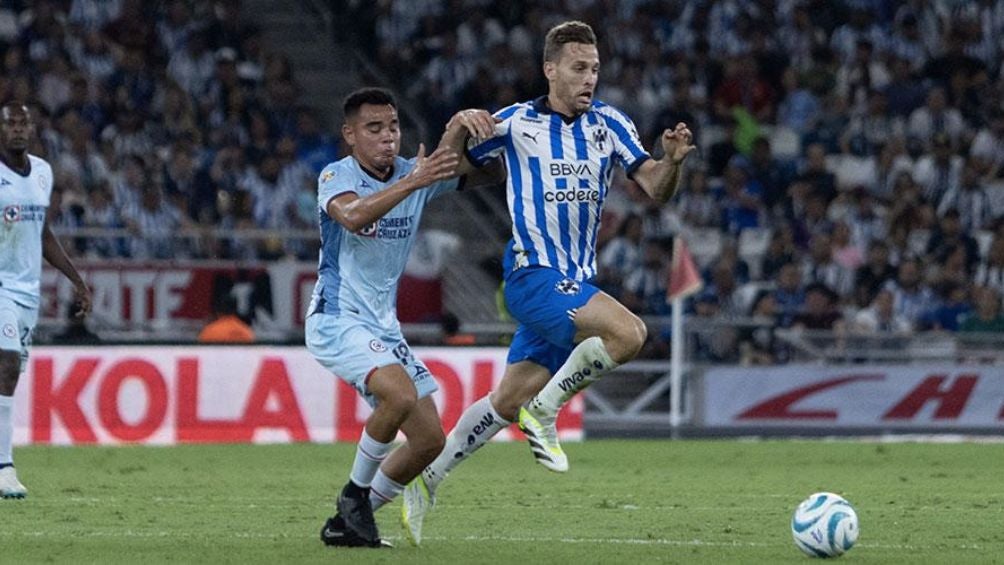 Sergio Canales en el duelo ante Cruz Azul