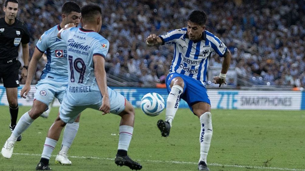 Maxi Meza frente a la defensiva celeste