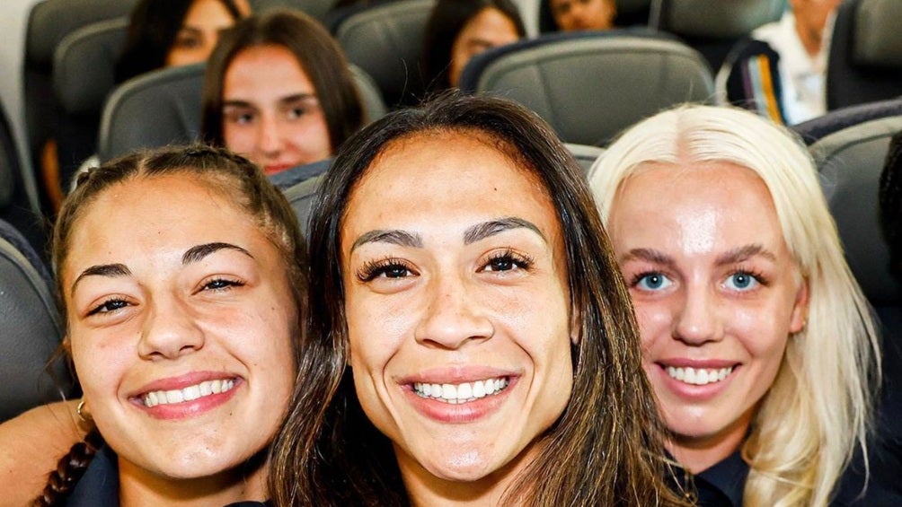 Parte del equipo español en el avión rumbo a México