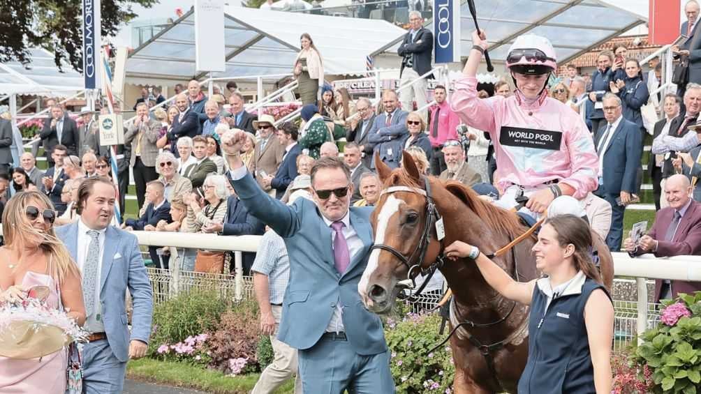 El jinete tras ganar con el caballo de De'Lemos