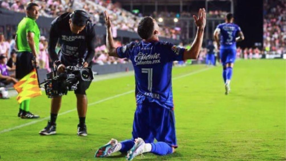 Antuna celebrando un gol con Cruz Azul