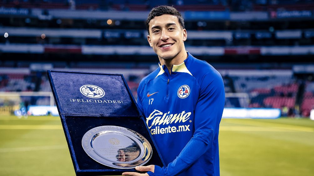 Alejandro Zendejas juega ante Cruz Azul con máscara protectora