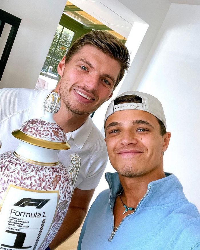 Max y Lando con el premio del GP de Hungría 